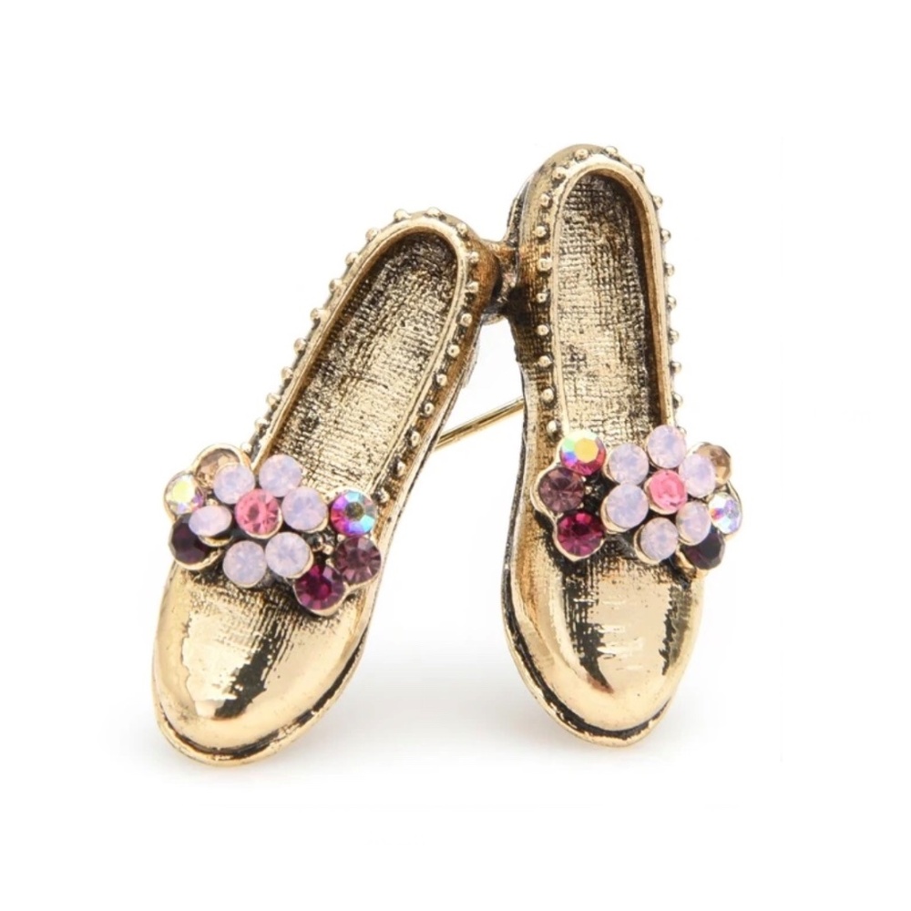 Adorable little vintage style shoe brooch